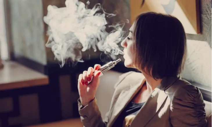 Ekspertët francezë: Cigaret elektronike mund të shkaktojnë efekte kardiovaskulare dhe kancerogjene