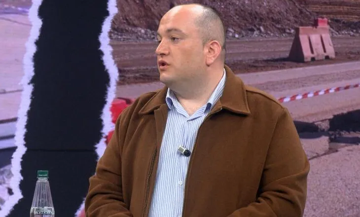 Eksperti: Rruga u dëmtua nga gërryerja! Të ndalen menjëherë lejet mjedisore për shfrytëzimin e inerteve në lumin Shkumbin