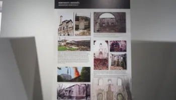 Ekspozohen fotografitë e xhamive të shkatërruara në Kosovë e Bosnje e Hercegovinë