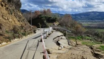 Elbasan/ Reshjet e shiut dëmtojnë aksin Grekan–Shelg në Belsh, shembjet dhe çarjet e rrugës burim aksidentesh