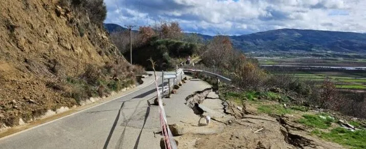 Elbasan/ Reshjet e shiut dëmtojnë aksin Grekan–Shelg në Belsh, shembjet dhe çarjet e rrugës burim aksidentesh