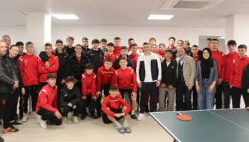 Elite Youth Development Academy mirëpret Taulant Xhakën dhe Jurgen Gjasulën në një vizitë frymëzuese për talentët e rinj