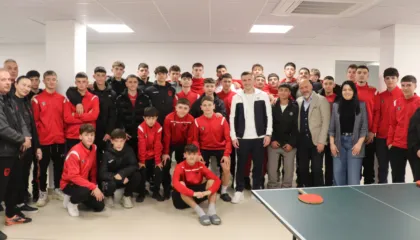 Elite Youth Development Academy mirëpret Taulant Xhakën dhe Jurgen Gjasulën në një vizitë frymëzuese për talentët e rinj