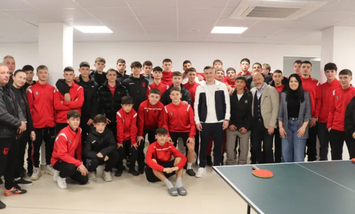 Elite Youth Development Academy mirëpret Taulant Xhakën dhe Jurgen Gjasulën në një vizitë frymëzuese për talentët e rinj