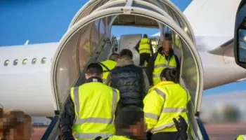 Emigranti gëlltit baterinë e cigares elektronike për të ndalur deportimin, anulohet fluturimi nga Tirana në Egjipt