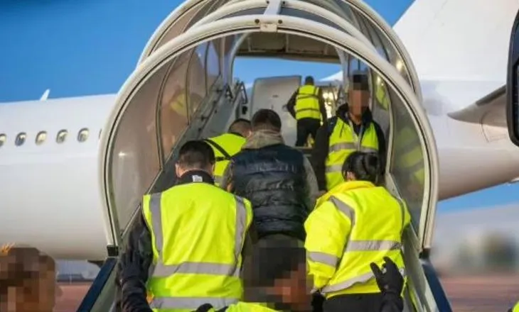 Emigranti gëlltit baterinë e cigares elektronike për të ndalur deportimin, anulohet fluturimi nga Tirana në Egjipt