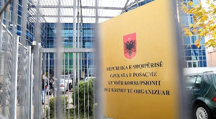 EMRAT / GJKKO shpall fajtorë dy persona, akuzohen për vepra penale në fushën e narkotikëve dhe krimit