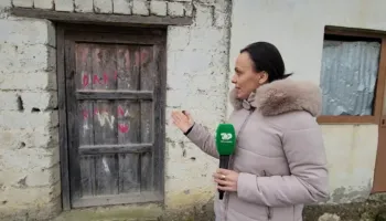 Emri i lënë kujtim përjetë mbi derë/ Top Channel në shtëpinë e familjes Kola në Peqin që u shua në Itali