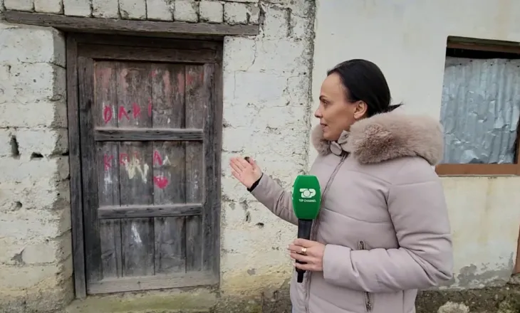 Emri i lënë kujtim përjetë mbi derë/ Top Channel në shtëpinë e familjes Kola në Peqin që u shua në Itali