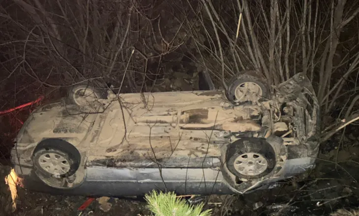 EMRI/ Makina përfundon në greminë në Pukë, plagoset drejtuesi