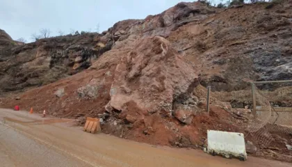 Ende me probleme aksi Librazhd-Qafë Thanë, shoferëve u kërkohet të kenë kujdes