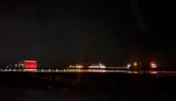 Era e fortë në juglindje, rimorkio shkëputet nga kamioni dhe bllokon rrugën në Korçë