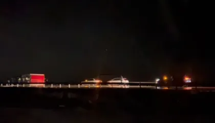 Era e fortë në juglindje, rimorkio shkëputet nga kamioni dhe bllokon rrugën në Korçë