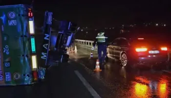 Era e fortë shkëput rimorkion nga kamioni, bllokohet qarkullimi në aksin Korçë-Kapshticë
