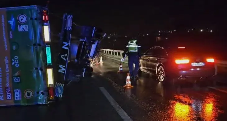 Era e fortë shkëput rimorkion nga kamioni, bllokohet qarkullimi në aksin Korçë-Kapshticë