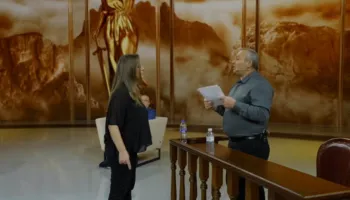 “Erdha të takoja nënën, e gjeta jashtë”, Laureta i kërkon llogari vëllait: Do mbash përgjegjësi për këtë!