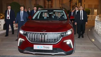 Erdogan i dhuron Abdel Fattah al-Sisi një makinë elektrike turke Togg, momenti i veçantë kur dy presidentët shëtisin në Kajro