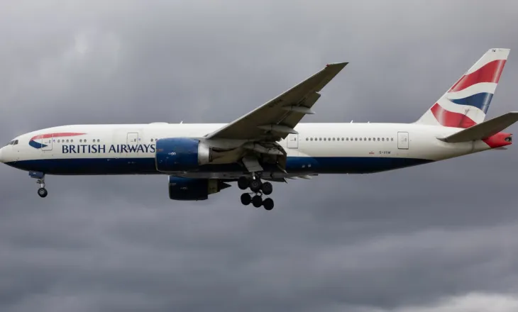 Erë e çuditshme në avion, anëtar i ekuipazhit dërgohet në spital në Gatwick