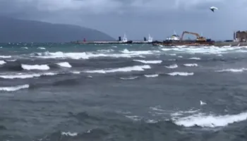 Erë e fortë në Vlorë, pezullohet lundrimi për mjetet e vogla dhe ato të peshkimit