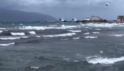 Erë e fortë në Vlorë, pezullohet lundrimi për mjetet e vogla dhe ato të peshkimit