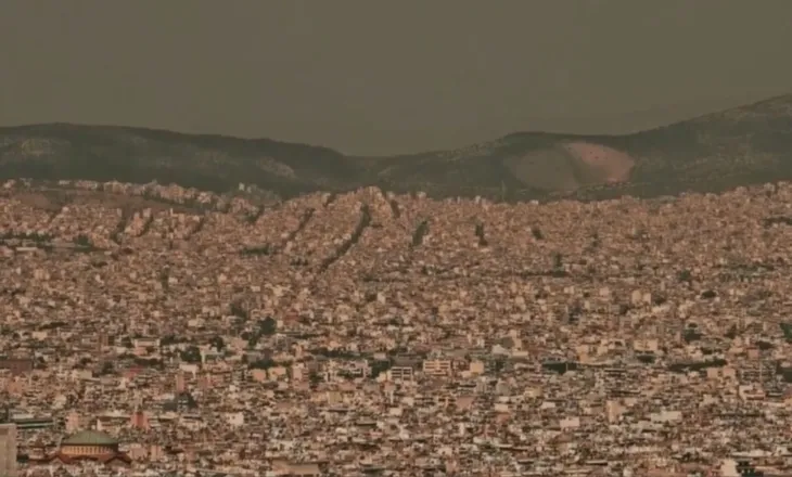 Erëra të forta, shi dhe pluhuri afrikan ‘mbulojnë’ Greqinë