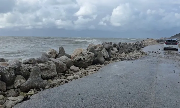 Erozioni kërcënon rrugën bregdetare në Durrës, dallgët e detit dëmtojnë segmentin rrugor në Porto Romano