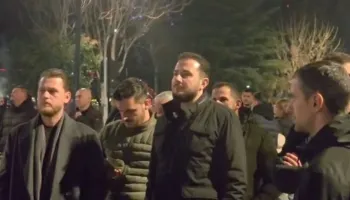 Ervin Salianji i bashkohet protestës së opozitës para Kryeministrisë (FOTO)