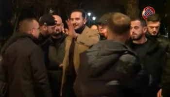 Ervin Salianji i bashkohet protestës, takohet me mbështetësit