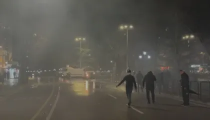 “Është hedhur gaz lotsjellës në zyrat e selisë”/ PD reagon pas trazirave në protestë: Policia ndërpreu edhe faljen e besimtarëve myslimanë