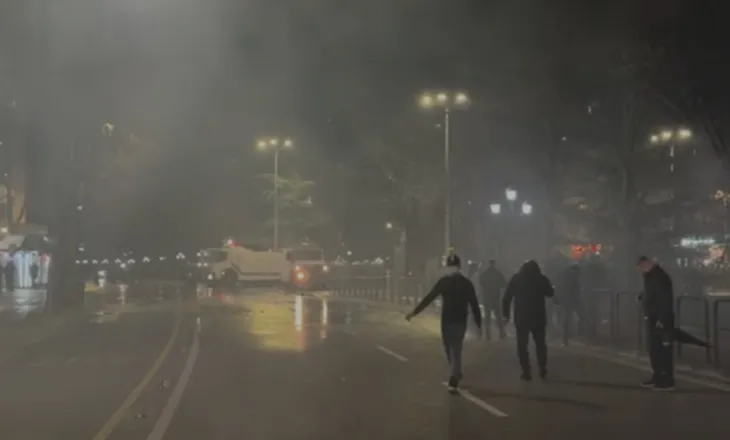 “Është hedhur gaz lotsjellës në zyrat e selisë”/ PD reagon pas trazirave në protestë: Policia ndërpreu edhe faljen e besimtarëve myslimanë