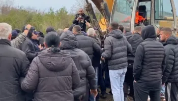 ‘Eshtë toka jonë, e mbrojmë me gjak! – Banorët e Baks-Rrjollit mblidhen aty ku po ndërtohet resorti, përplasen me policinë