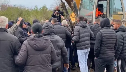 ‘Eshtë toka jonë, e mbrojmë me gjak! – Banorët e Baks-Rrjollit mblidhen aty ku po ndërtohet resorti, përplasen me policinë