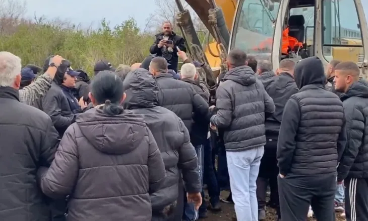 ‘Eshtë toka jonë, e mbrojmë me gjak! – Banorët e Baks-Rrjollit mblidhen aty ku po ndërtohet resorti, përplasen me policinë