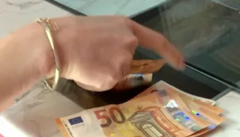 Euro arrin minimum të ri historik në 96.35 lekë