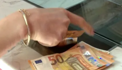 Euro arrin minimum të ri historik në 96.35 lekë