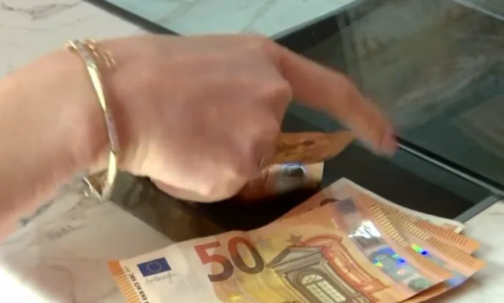 Euro arrin minimum të ri historik në 96.35 lekë