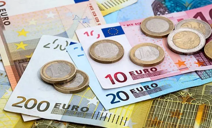 Euro pëson rekordin më të ulët në histori, ja me sa këmbehet në lekë