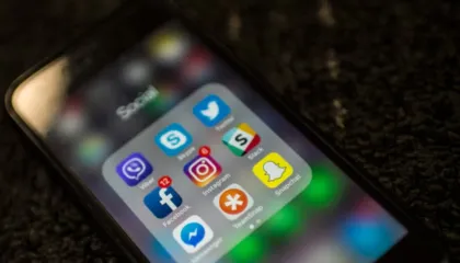 Europa kufizon rrjetet sociale për të miturit? Studimi: Janë rritur problemet psikologjike