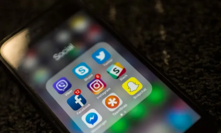 Europa kufizon rrjetet sociale për të miturit? Studimi: Janë rritur problemet psikologjike