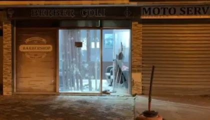 Fasada e bërë shoshë! Breshëri plumbash në një berberhane në Lezhë, plagoset 30-vjeçari