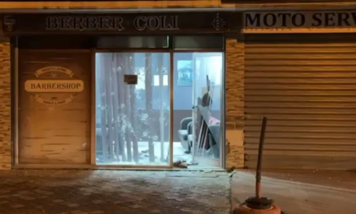 Fasada e bërë shoshë! Breshëri plumbash në një berberhane në Lezhë, plagoset 30-vjeçari