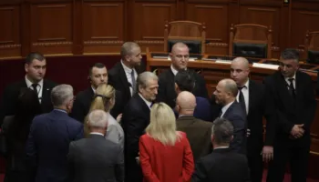 “Fatkeqësia e kombit është prezenca jote këtu Sali”, Berisha bllokon foltoren pas fjalës së Zegjine Çaushit. Peleshi ndërpre sërish seancën
