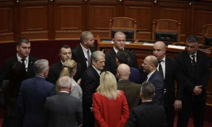 “Fatkeqësia e kombit është prezenca jote këtu Sali”, Berisha bllokon foltoren pas fjalës së Zegjine Çaushit. Peleshi ndërpre sërish seancën