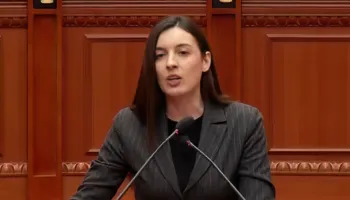 “Fatkeqësia e kombit është prezenca jote këtu Sali”, Berisha përplaset me Zegjine Çaushin: ‘Kone’ e Lubisë