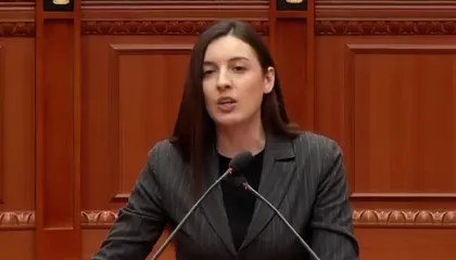 “Fatkeqësia e kombit është prezenca jote këtu Sali”, Berisha përplaset me Zegjine Çaushin: ‘Kone’ e Lubisë