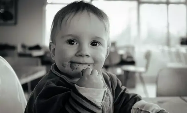 Fëmijët që hanë vetëm, e zhvillojnë komunikimin më herët