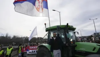 Fermerët bllokojnë rrugët në Serbi, kërkojnë ndalim të përkohshëm të importeve bujqësore