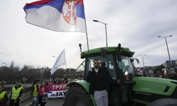 Fermerët bllokojnë rrugët në Serbi, kërkojnë ndalim të përkohshëm të importeve bujqësore
