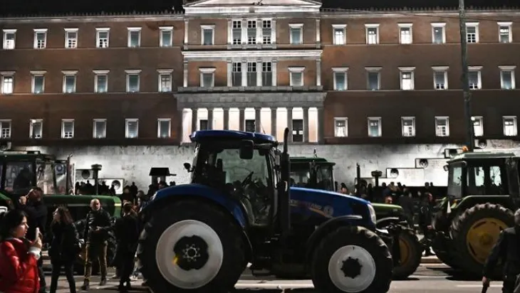 Fermerët grekë zhvendosin protestat e tyre në Athinë