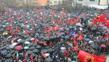 Festë dhe protestë në Kosovë, mijëra njerëz në shesh kërkojnë drejtësi për liderët e UÇK-së